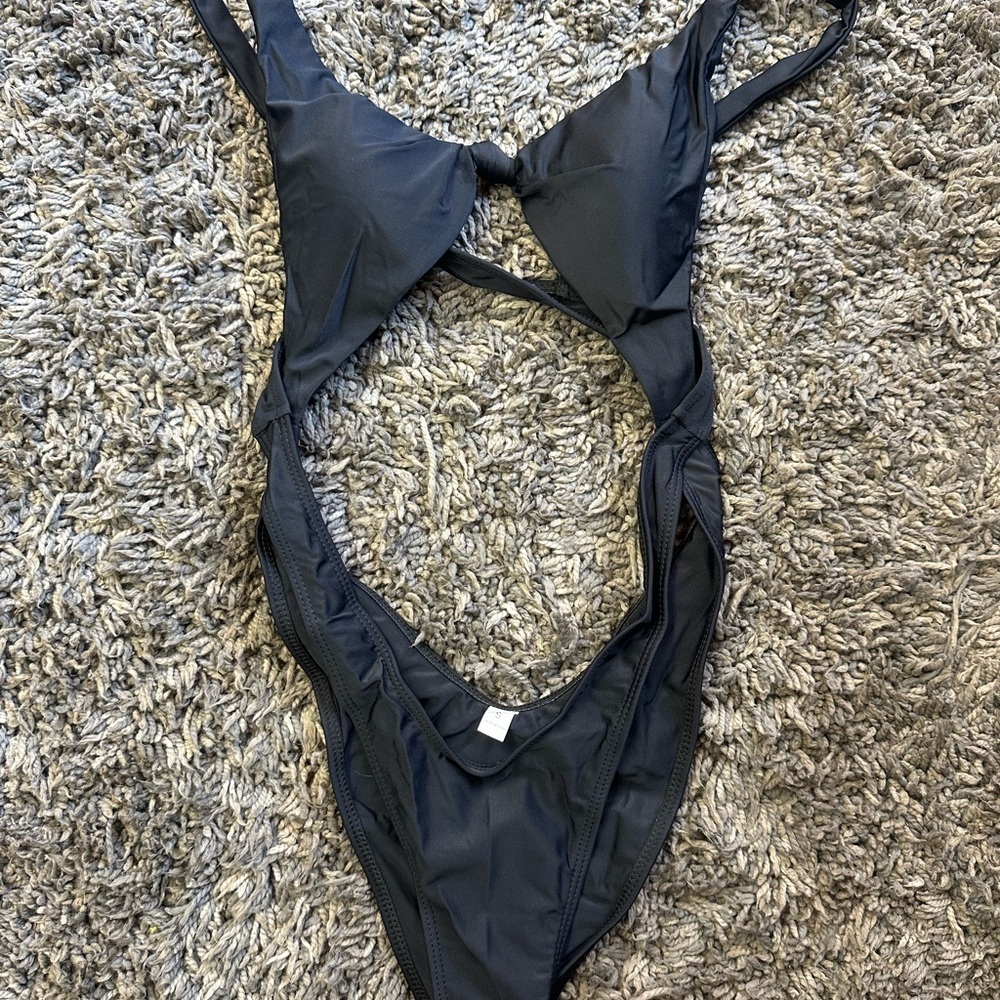Black Cutout One-Piece Swimsuit <<<<<129>>>> - Picture 4 of 6